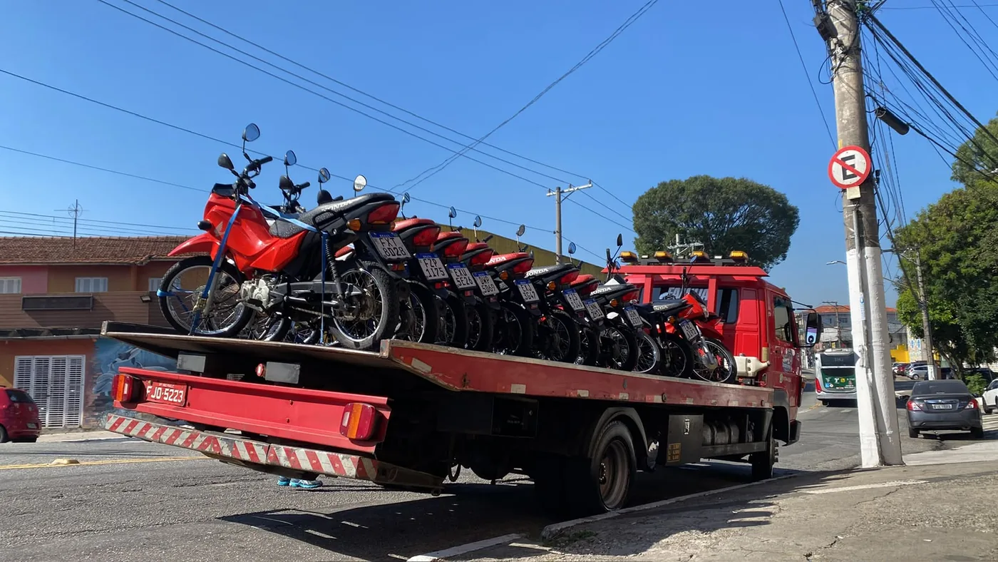 Van transportada por guincho