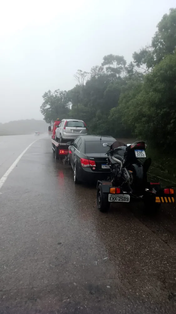 Carro transportado por guincho
